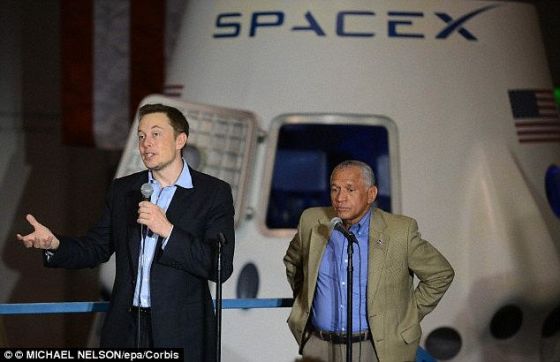 亿万富豪埃隆-马斯克(左)与美国宇航局的查尔斯-博登在一起，他宣布，他的太空探索技术公司正在一步步“逼近”2020年在火星上建立一个聚居地的目标，并希望以每人50万美元的价格出售旅游船票。这项宣布是在该公司4月的火箭测试成功后发出的。