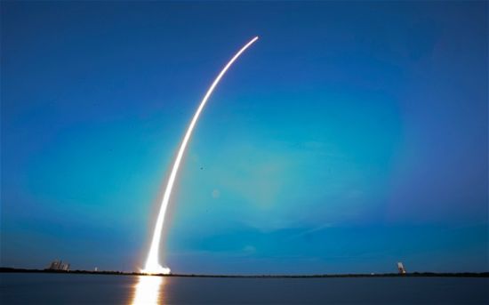 美国SpaceX公司成功发射首颗商业卫星-