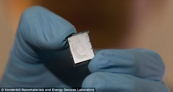 这个微小晶片意味着你能在很短时间里为你的所有电子产品充电：超导材料能在大约几秒内充满电，而且比传统电池的体积更小。