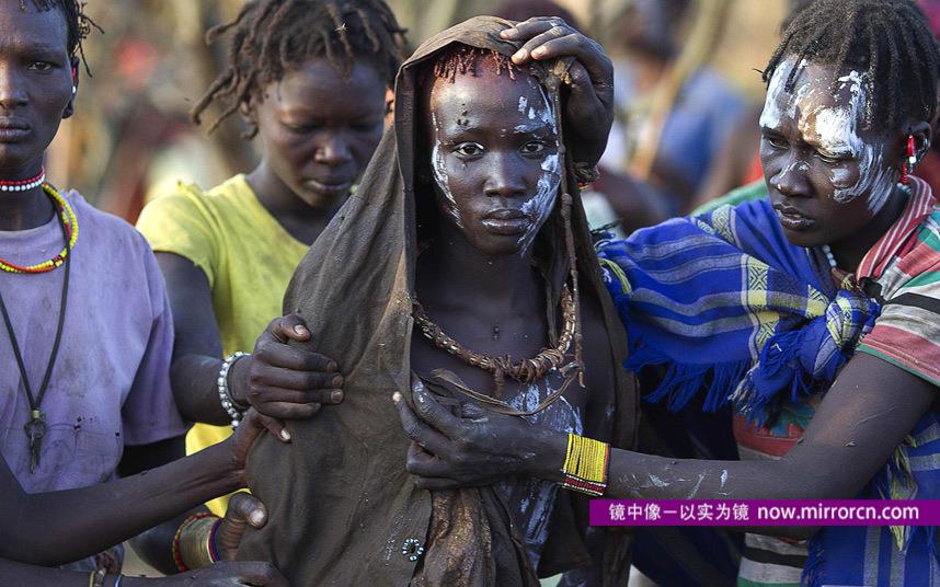 摄影师记录肯尼亚部落女性阴蒂割除惨痛遭遇