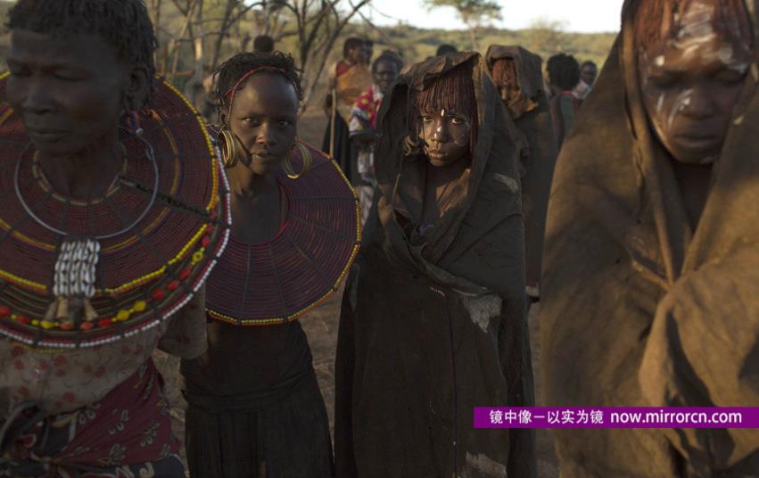 摄影师记录肯尼亚部落女性阴蒂割除惨痛遭遇